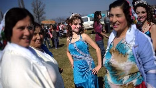 Bên cạnh đó, sự xuất hiện của các bậc phụ huynh tại đây cũng khiến không khí thêm phần náo nhiệt. Họ muốn ở bên cạnh con mình, giúp con mình tìm được ý trung nhân ưng ý.