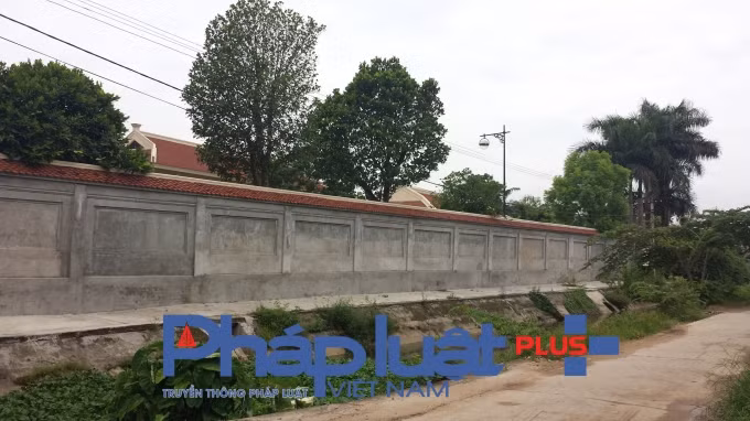 Ngôi biệt thự khủng được nhiều người biết đến án ngữ tại khu Trần, phường Hạp Lĩnh, thành phố Bắc Ninh, tỉnh Bắc Ninh của gia đình ông Nguyễn Công Ngọ, nguyên Bí thư Tỉnh ủy, Chủ tịch HĐND tỉnh Bắc Ninh.