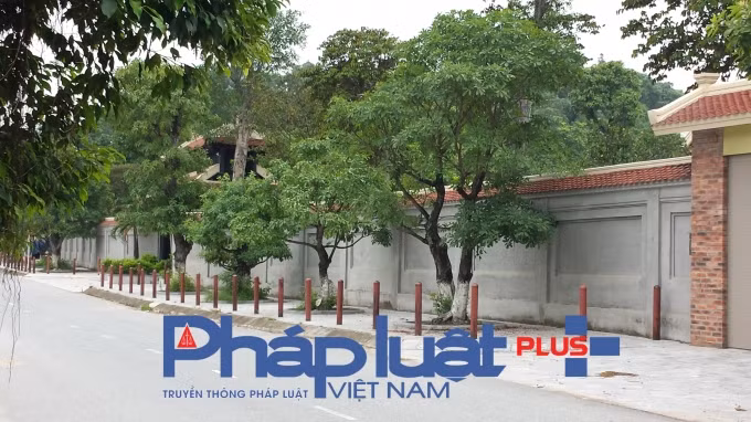 Toàn bộ ngôi nhà và khuôn viên vườn nằm gọn trong hệ thống tường bao quanh cao hơn 3m với hệ thống camera giám sát ngoài và trong tường được người dân mệnh danh “nội bất xuất ngoại bất nhập” nếu không có sự đồng ý của chủ nhà.