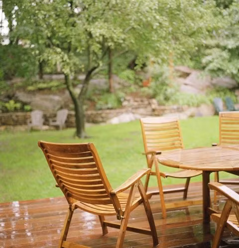 7. Những món đồ ngoài trời Nếu bạn có một khoảng sân để bày biện những chiếc ghế ngoài trời, bạn cũng cần làm vệ sinh sạch sẽ cho chúng, ngoài việc lau chùi thông thường. Hãy dùng nước tẩy rửa trộn cùng bát nước ấm để lau bàn ghế, sau đó dùng vòi phun để làm sạch.