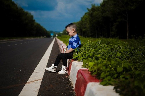 Cậu bé Duy Hưng có sở thích bơi lội, chụp ảnh, học võ và thích được tới trường.