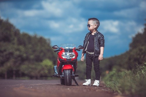 Đặc biệt, bé rất thích mặc đẹp và tự phối đồ với nhau, như những bộ set này chị phối với áo thun trắng nhưng Hưng bảo mẹ không biết chọn đồ, phải mặc với áo đen rồi khoác áo ngoài nữa mới đẹp.