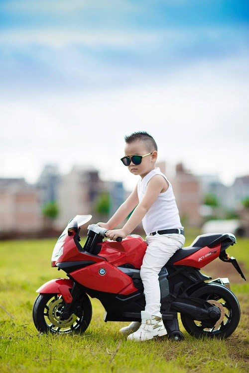 Bộ ảnh của cậu bé 4 tuổi Đắk Lắk luôn khiến người xem ngạc nhiên, khi lạnh lùng, lúc lại tạo dáng đầy tự tin như một thiếu gia con nhà giàu, có lúc lại pha chút bụi bặm với vô vàn những biểu cảm khác nhau.