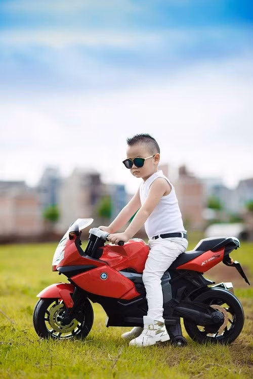 Bộ ảnh của cậu bé 4 tuổi Đắk Lắk luôn khiến người xem ngạc nhiên, khi lạnh lùng, lúc lại tạo dáng đầy tự tin như một thiếu gia con nhà giàu, có lúc lại pha chút bụi bặm với vô vàn những biểu cảm khác nhau.