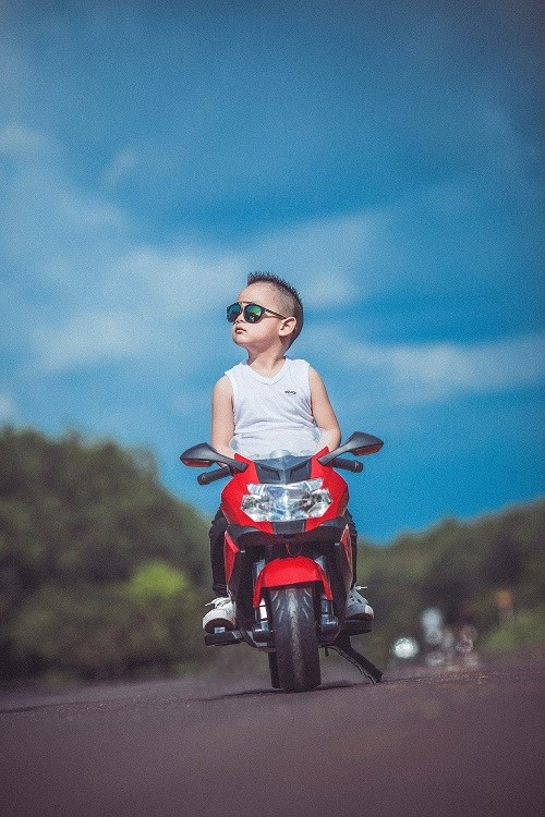 Tâm sự về người mẫu "độc quyền" của mình, chị Vân cho biết: "Ở nhà Hưng rất tinh nghịch, hiếu động nhưng khác với các bạn nhí mỗi khi chụp ảnh Duy Hưng lại rất nhút nhát.