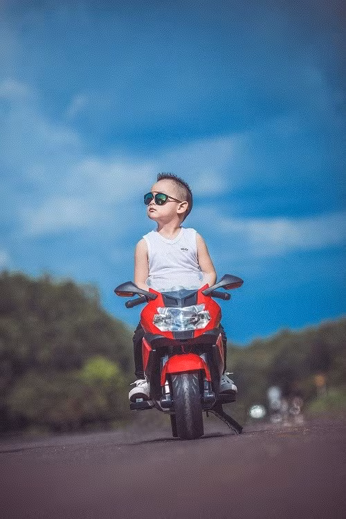 Tâm sự về người mẫu "độc quyền" của mình, chị Vân cho biết: "Ở nhà Hưng rất tinh nghịch, hiếu động nhưng khác với các bạn nhí mỗi khi chụp ảnh Duy Hưng lại rất nhút nhát.