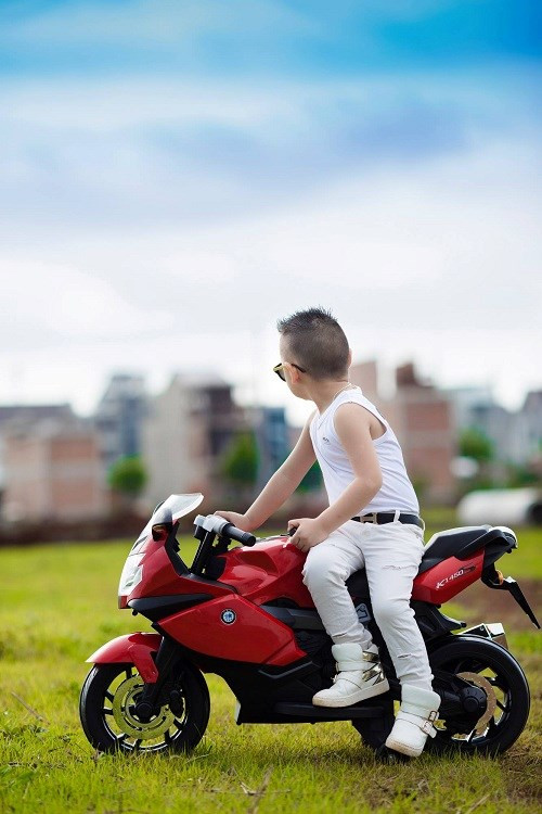 Ngay cả phụ kiện, bé cũng tự chọn cho mình giày dép, mũ nón Hưng, biết phối với nhau đẹp và phong cách.