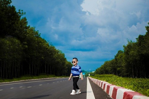 Chị Nguyễn Ái Vân - mẹ của bé Bin kinh doanh thời trang nên từ nhỏ Bin đã là người mẫu được mẹ "tận dụng" hết cỡ.