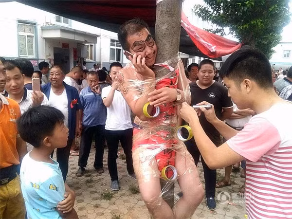 Chu re bi lot sach quan ao tren duong di ruoc dau