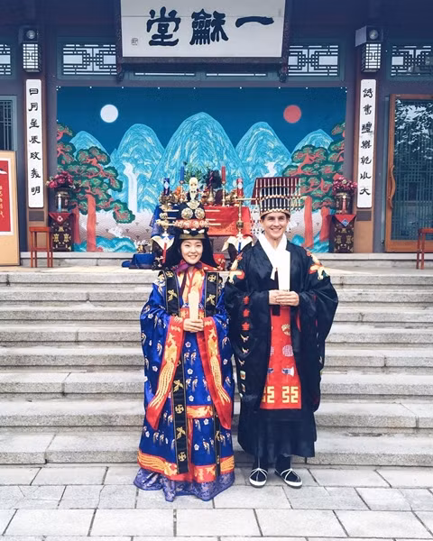 Trang phục nhiều lớp với chiếc mũ lớn trên đầu chính là đặc trưng cho trang phục cưới ở đất nước Hàn Quốc (Ảnh : Dailymail)