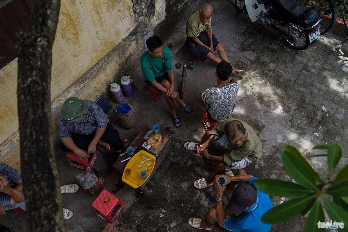 Những người bán nước trà cho biết ngày trước quán trà được bán theo ca của những công nhân nhà máy dệt nhưng hiện nay trà được bán cả ngày và đông nhất khách thường là sáng sớm và chiều muộn - Ảnh: NAM TRẦN