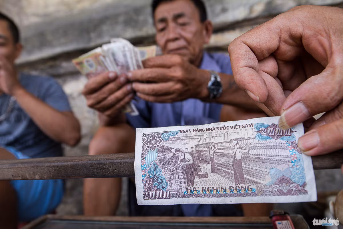 Nhà máy dệt hiện nay đang bị phá dỡ, hình ảnh trên đồng tiền hai ngàn đồng này cũng là một trong ký ức còn lại của những người bán và người uống trà nơi đây - Ảnh: NAM TRẦN