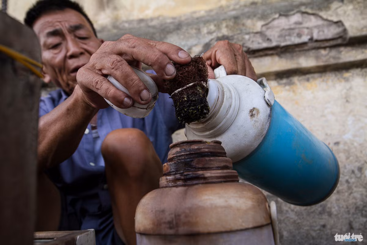 Trà được bỏ và pha trực tiếp trong những phích lớn như này, điều đặc biệt là nắp phích lại được làm bằng xơ quả mướp khô - Ảnh: NAM TRẦN