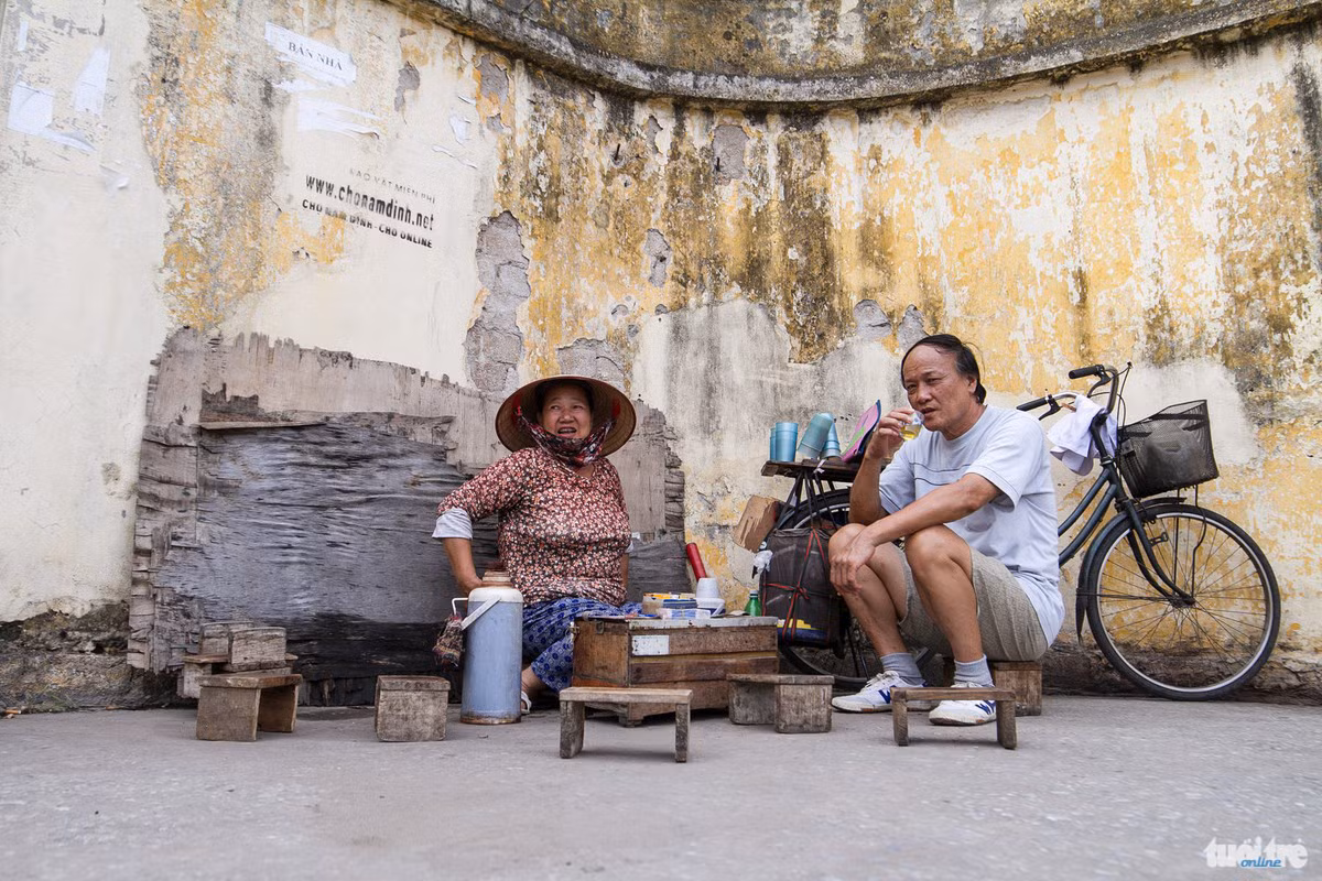 Bà Liên “béo”, 59 tuổi là một trong những người phụ nữ bán trà ở đây 11 năm, trước đây bà cũng là một trong những công nhân kỹ thuật của nhà máy - Ảnh: NAM TRẦN