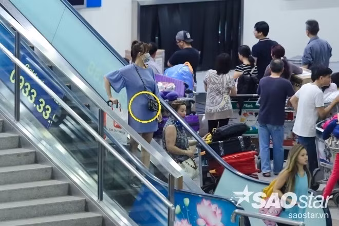 Xuất hiện tại sân bay Tân Sơn Nhất vào tối muộn ngày 12/7 sau chuyến lưu diễn dài ngày ở Mỹ, nữ ca sĩ Hari Won chọn trang phục váy suông, rộng thùng thình. Trong khoảnh khắc, ca sĩ “Anh cứ đi đi” vô tình để lộ vòng hai to bất thường. Dù đã được che khéo bằng túi xách nhưng vẫn không khó để nhận ra vòng hai lớn của cô.