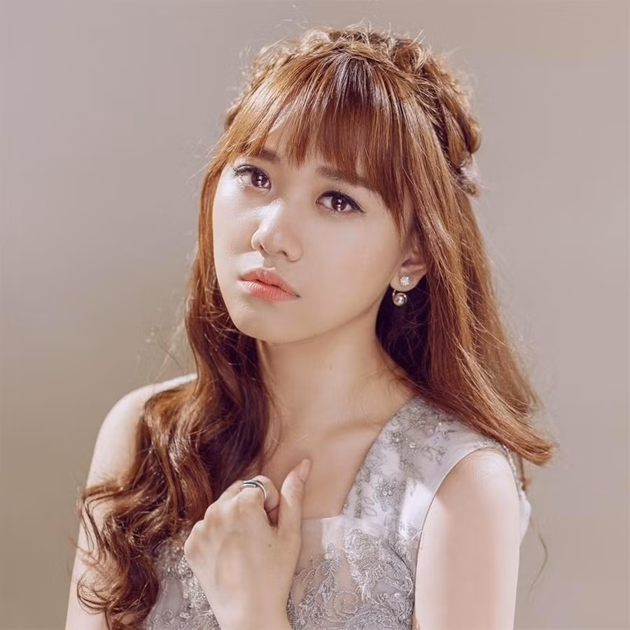 Sau đó, Hari Won tới thẳng chỗ hẹn với Trấn Thành và được bạn trai kém tuổi cầu hôn bất ngờ. Trước sự việc này, nhiều người dậy sóng nghi vấn nữ ca sĩ sinh năm 1985 đang mang bầu. Điều này không phải vô căn cứ, khi Trấn Thành và Hari Won mới hẹn hò được 6 tháng. Đây là khoảng thời gian tương đối ngắn khi quyết định tiến tới hôn nhân. Tuy nhiên, ngay sau đó, Hari Won lên tiếng cho hay việc vòng hai của cô lớn bất thường là kết quả của việc ăn nhiều mà thôi.