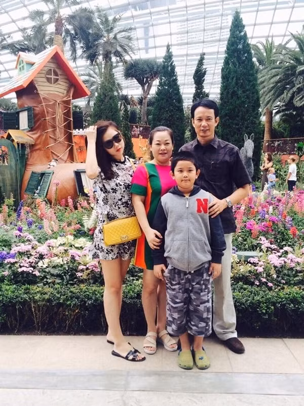 Ngay khi lộ diện, bí mật về đời tư của chàng trai đã "đánh cắp" trái tim nàng Hoa hậu Việt Nam 2014 đã được cư dân mạng đào xới truy tìm gia thế. Tuy nhiên, để tránh cuộc sống bị ảnh hưởng từ bên ngoài khi có người bạn gái nổi tiếng là Hoa hậu, cặp đôi đã khéo léo kín đáo giữ bí mật gia đình cho riêng mình. Ngoài thông tin ít ỏi cho biết Tạ Công Sơn là doanh nhân trẻ giàu có chuyên kinh doanh hạt điều tại Bình Phước thì bí mật về gia thế đời tư như bố mẹ, anh em của bạn trai Kỳ Duyên lại là "kho báu" vô giá thu hút sự tò mò của bao người.