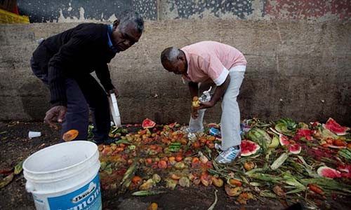 Xot xa dan Venezuela tim thuc an o bai rac