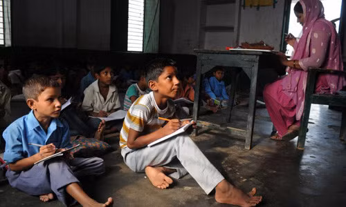 Cong an dieu tra nhom doi tuong du do hoc sinh bo hoc