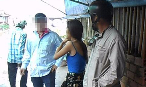 Thieu nu ngoi vong de khach so soang khap nguoi