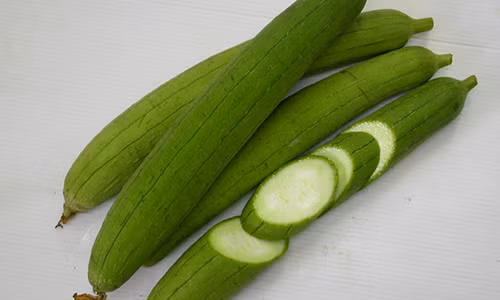 Quả mướp hương hay còn gọi là mác hom được dùng làm rau nấu canh, luộc, xào,... Đây là món ăn ngon, mát, bổ và có công dụng chữa bệnh rất tốt.