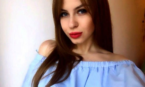 My nu 20 tuoi rao ban trinh tiet tren mang lay tien du hoc