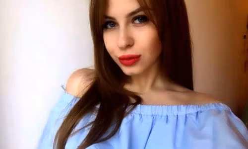 My nu 20 tuoi rao ban trinh tiet tren mang lay tien du hoc