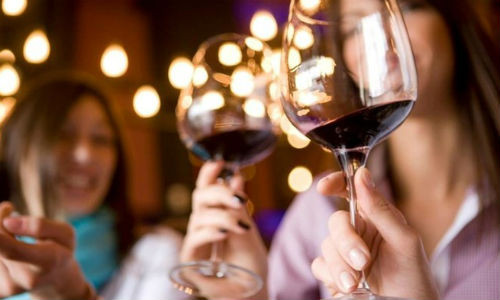 Uống rượu vang có thể gây đau đầu.