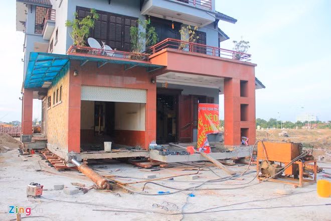 Đến ngày thứ 5, các "thần đèn" đã di dời căn nhà đến vị trí mới được 34 m và xoay 20 độ từ hướng đông nam sang hướng chính nam.