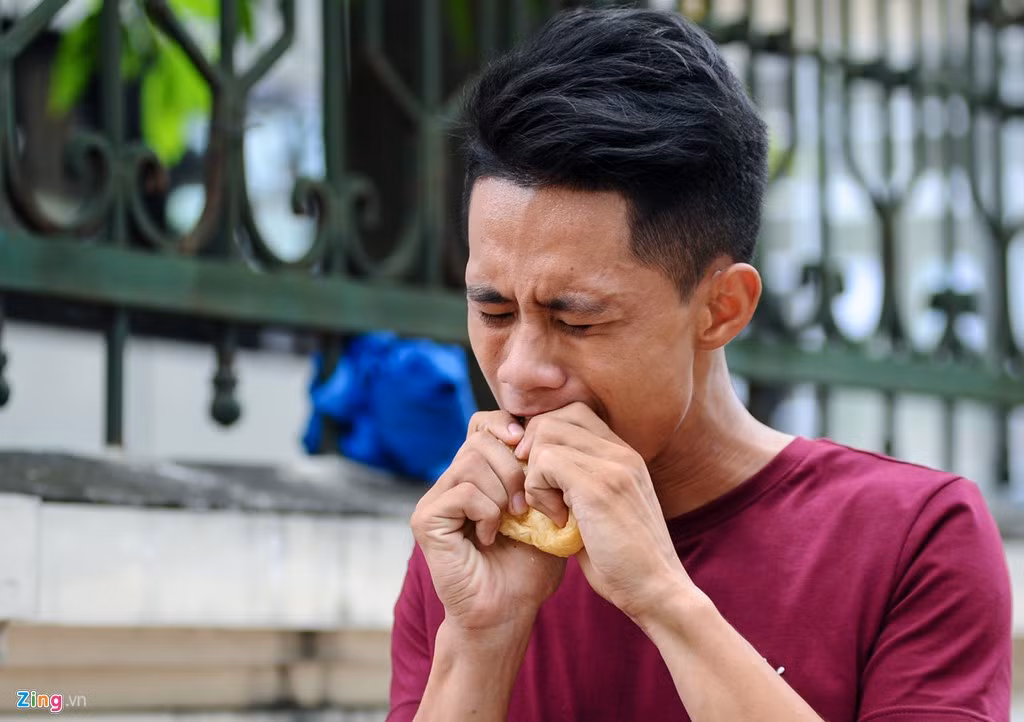 Nhai ngấu nghiến nửa chiếc bánh mì rơi là tình huống cao trào trong tiểu phẩm của Trần Minh Đức (Nam Định). Đức đóng vai đứa bé mồ côi, phải đi bán báo nuôi em. Vô tình nhìn thấy nửa chiếc bánh mì, cậu nhặt lấy nhai ngấu nghiến nhưng chỉ được 1-2 miếng, cậu nhớ ra và cất đi để dành cho em. Vòng sơ khảo sẽ kết thúc ngày 24/7. Sau đó, các thí sinh đủ điểm bước tiếp vào vòng 2.