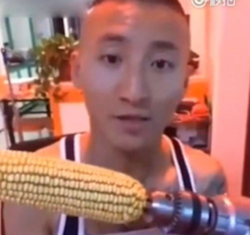 Dailymail đưa tin hôm 19/7, đoạn video không rõ quay vào thời gian nào, cho thấy chàng trai mỉm cười, giới thiệu trước máy quay sau đó khởi động màn ăn ngô bằng máy khoan.