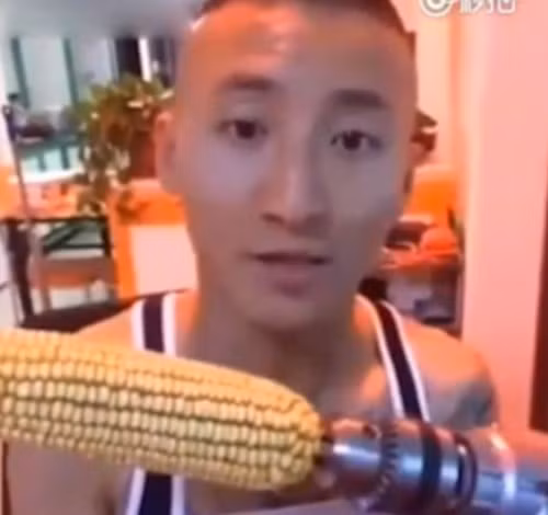 Dailymail đưa tin hôm 19/7, đoạn video không rõ quay vào thời gian nào, cho thấy chàng trai mỉm cười, giới thiệu trước máy quay sau đó khởi động màn ăn ngô bằng máy khoan.