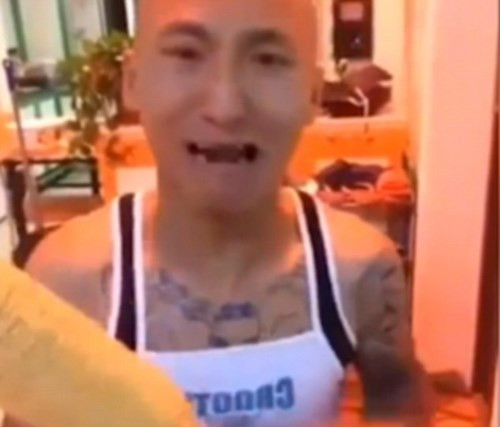 Đoạn video nhanh chóng gây bão với cộng đồng mạng. Một cư dân mạng bình luận: “Kết quả quá bất ngờ” trong khi người khác nhận xét: “Đây là trò chơi rất nguy hiểm”.