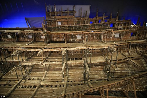 Hiện tại, xác con thuyền Mary Rose đang được bảo quản trong một lớp sáp dày.