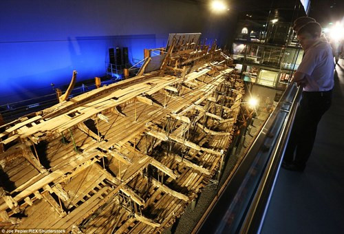 Xác con tàu sau đó đã bị chìm sâu xuống lớp bùn đáy biển. Điều này vô tình giúp Mary Rose tránh khỏi sự tác động của vi khuẩn và các sinh vật biển.