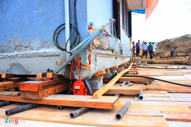 Khi xoay được 30 cm theo hướng rẽ quạt thì thấy nặng hơn nên buộc phải dừng lại. Đến sáng 17/7, đơn vị thi công phải đánh con lăn theo chiều ngược lại để di chuyển nhẹ hơn và phù hợp với chiều xoay nên sự cố đã được khắc phục, việc di dời hoạt động bình thường. Hết ngày 17/7, việc di dời đã thực hiện được khoảng 24 m.