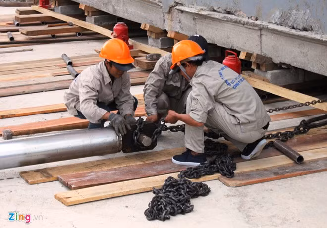 Để hoàn thành việc di dời căn nhà đến vị trí mới, anh Cương đã kết hợp với hai cộng sự cùng sự góp sức của 20 công nhân với các phương tiện máy móc. Cụ thể, đơn vị thi công cũng sử dụng 450 con lăn, hơn 10 khối gỗ cùng nhiều kích thủy lực to nhỏ, khác nhau để di chuyển căn nhà.