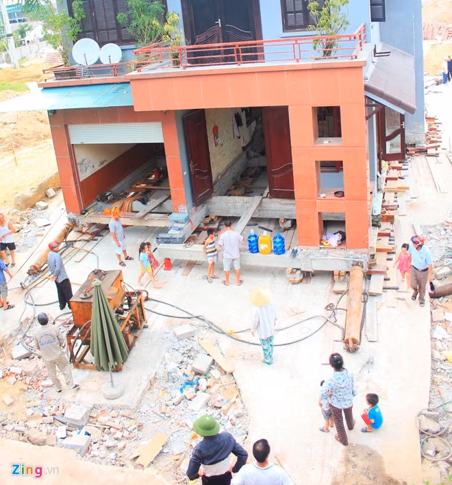 Ngày thứ 2, "thần đèn" đã di dời căn nhà dịch chuyển về phía sau so với vị trí ban đầu được khoảng 10 m.