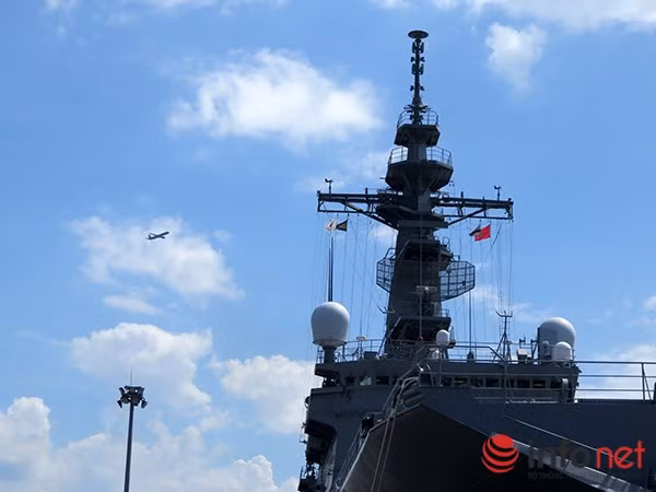 Đặc biệt JSDS Shimokita LST-4002 có khoang chứa cực lớn có khả năng vận tải 330 binh lính, 6 tàu đổ bộ đệm khí LCAC, 16 chiếc trực thăng hạng nặng CH-47 Chinook, 10 xe tăng chiến đấu chủ lực Type-90 hoặc 1400 tấn hàng hóa. Cùng với đó là các thiết bị vận thăng, cửa đổ bộ phương tiện cơ giới hạng nặng, hệ thống pháo hạm hạng trung, phía trước, sau và pháo hạm cỡ nhỏ hai bên mạn tàu và nhiều trang thiết bị hiện đại khác.