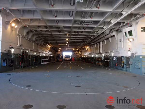 Vùng được khoanh tròn này là nơi xoay đầu cho các phương tiện cơ giới từ dưới tầng hầm đổ bộ lên bờ bằng hai cửa bên hông.