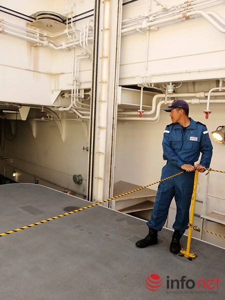 Trong suốt quá trình vận thang vận hành, nhân trên trên tàu luôn giữ chặt dây bảo vệ.