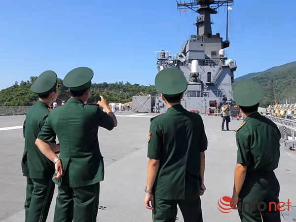 Theo giới thiệu của các sĩ quan trên tàu JSDS Shimokita (LST-4002) thì đây là tàu vận tải thuộc lớp tàu đổ bộ Osumi hiện đại nhất của hải quân Nhật Bản với lượng giãn nước không tải 9000 tấn, đầy tải 14.000 tấn; chiều dài 178m, rộng 25,8m, cao 17m, mớn nước 6m, biên chế nhân viên 135 người. Đây cũng là tàu có kích thước và lượng giãn nước lớn nhất hiện nay của hải quân Nhật Bản. Tàu JSDS Shimokita được trang bị 2 động cơ diezen 2 trục đẩy, công suất 26.000hp, có khả năng đạt vận tốc lên đến 22 hải lý/h, nhằm phục vụ nhiệm vụ vận tải và đổ bộ, chủ yếu là chuyên chở máy bay trực thăng, tàu đổ bộ đệm khí (LCAC), xe tăng, thiết giáp, nhân viên đổ bộ và các phương tiện tác chiến đổ bộ đánh chiếm đảo.