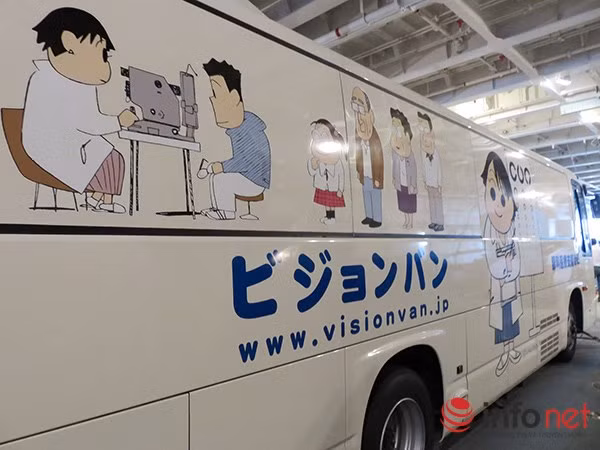 Xe cứu thương ở tầng hầm tàu JSDS Shimokita (LST-4002) trông rất thân thiện.