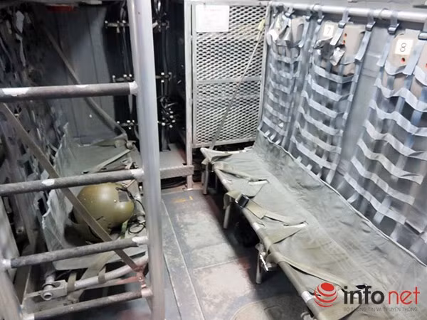 Bên trong tàu cứu hộ LCAC.