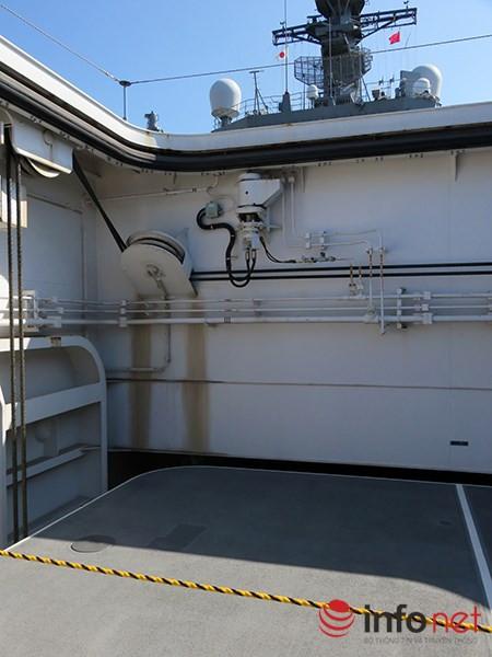 Rất ngạc nhiên khi ô vuông đó là sàn thang máy khổng lồ trên tàu.