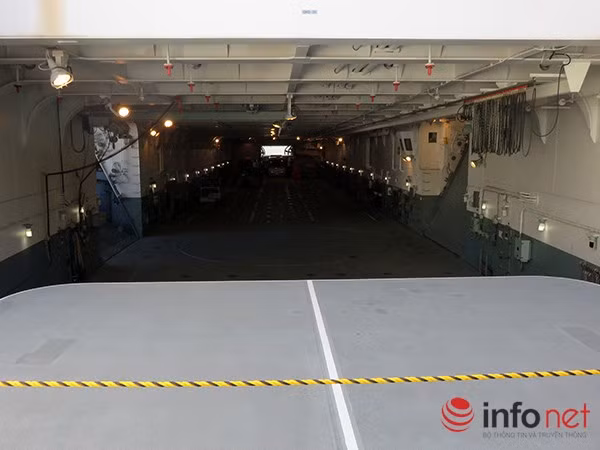 Tầng hầm của tàu JSDS Shimokita (LST-4002) bắt đầu mở ra trước mắt mọi người.