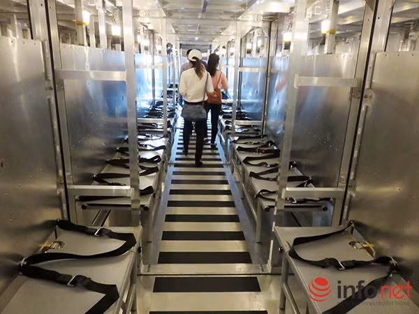 Ở tầng hầm này có khoang chứa các nạn nhân được tàu cứu hộ LCAC đưa về.