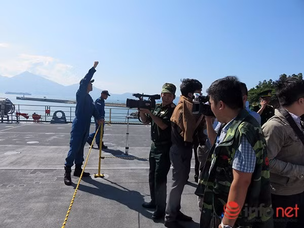 Sau khi tham quan boong tàu đổ bộ JSDS Shimokita (LST-4002) của Hải quân Nhật Bản, đoàn quan khách được mời đứng vào một ô vuông được giăng dây bảo vệ.