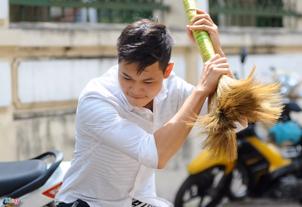 Đỗ Đình Đức (Mộc Châu, Sơn La) mang theo cả chổi và mo hót rác làm đạo cụ cho kịch bản một anh chàng buồn ngủ luôn bị con chuột quấy rầy. Quá tức giận, cậu bật dậy đập chuột và làm vỡ cả chiếc cốc thuỷ tinh.