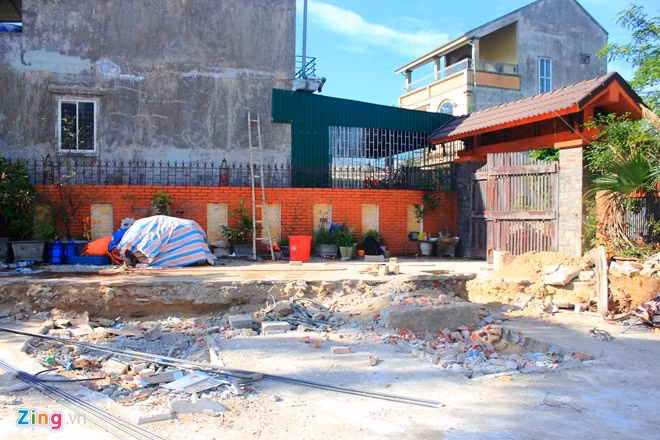 Đây là vị trí ban đầu của căn biệt thự, giờ chỉ còn là bãi đất trống. Trước đó, theo lời của chủ nhà, nguyên nhân việc phải di dời nhà là vị trí cũ có dự án đường đi qua. Thay vì nhận tiền đền bù xây dựng nhà mới, anh Cương đã quyết định di dời nhà để tránh lãng phí. "Chi phí để thực hiện việc di dời theo tính toán là khoảng 1,4 tỷ đồng", anh Cương cho hay.